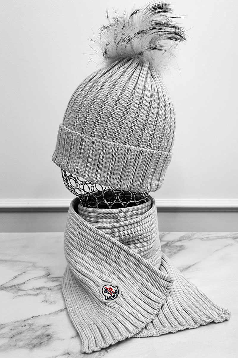 Moncler Комплект из шапки и шарфа светло-серого цвета logo-patch