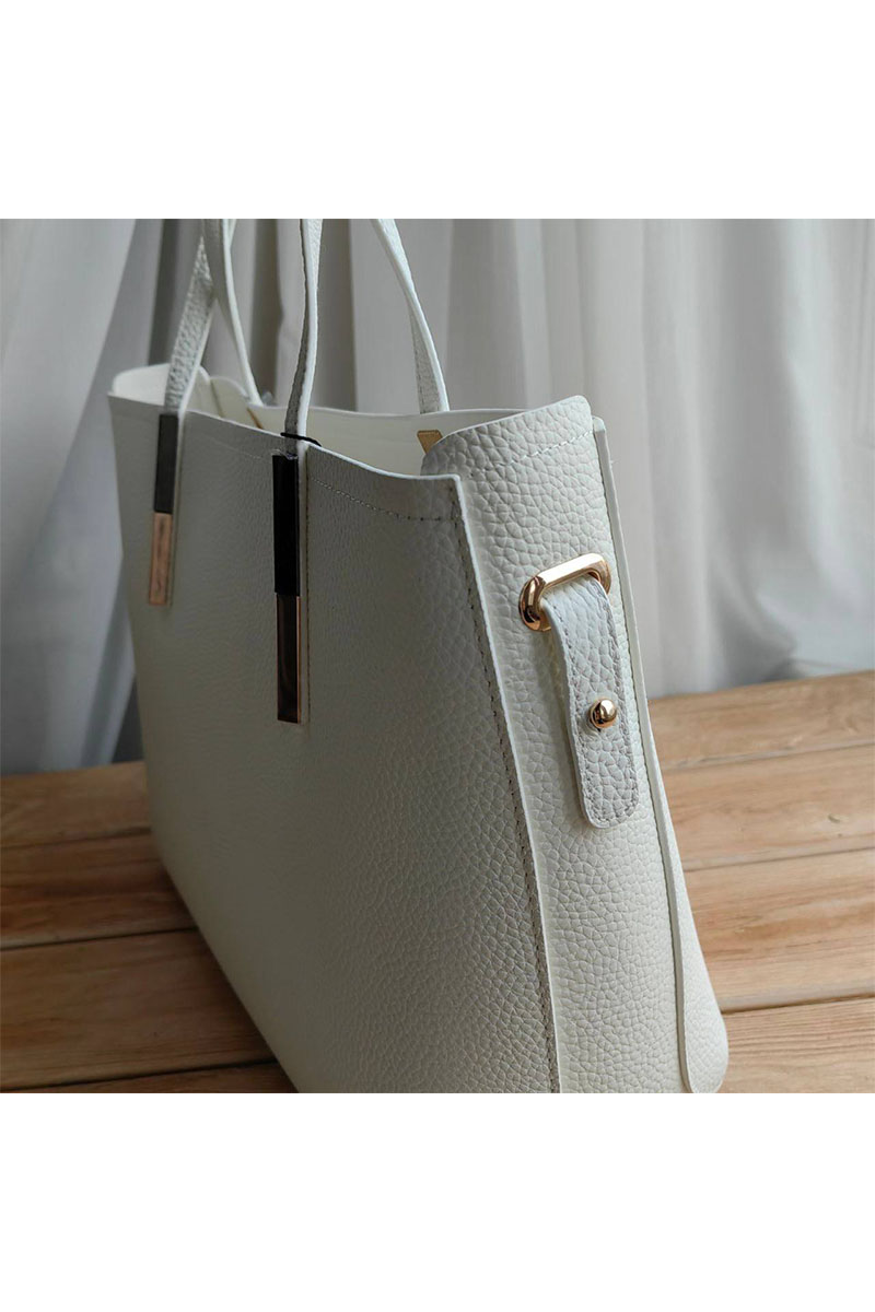 Prada Кожаная сумка белого цвета 36x25 см