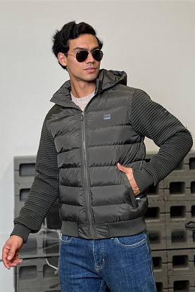 Зелёная куртка с вязаными рукавами