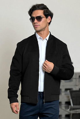 Мужской бомбер чёрного цвета