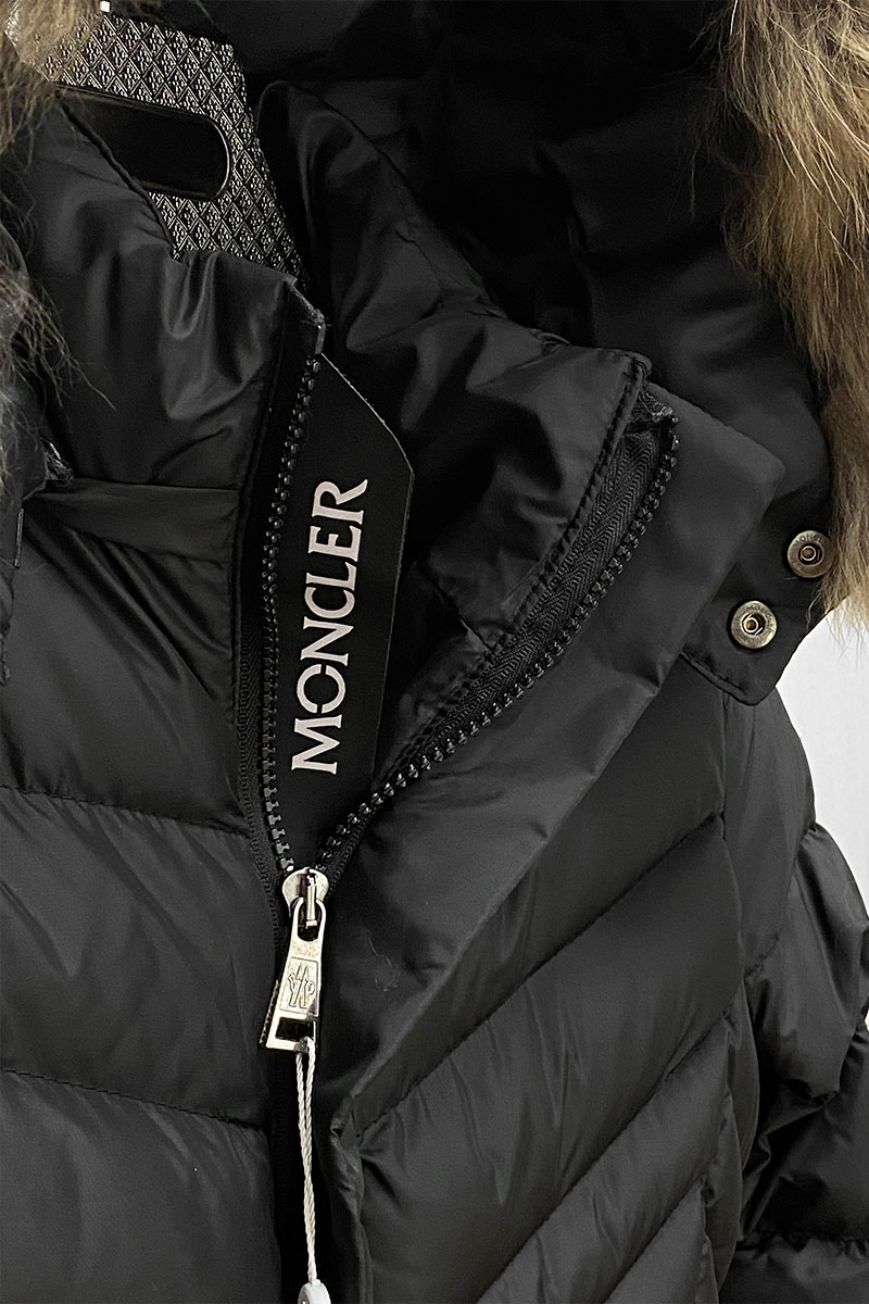 Moncler Женская чёрная куртка с меховым капюшоном
