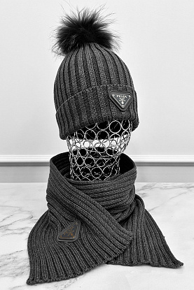 Комплект из шапки и шарфа серого цвета 
