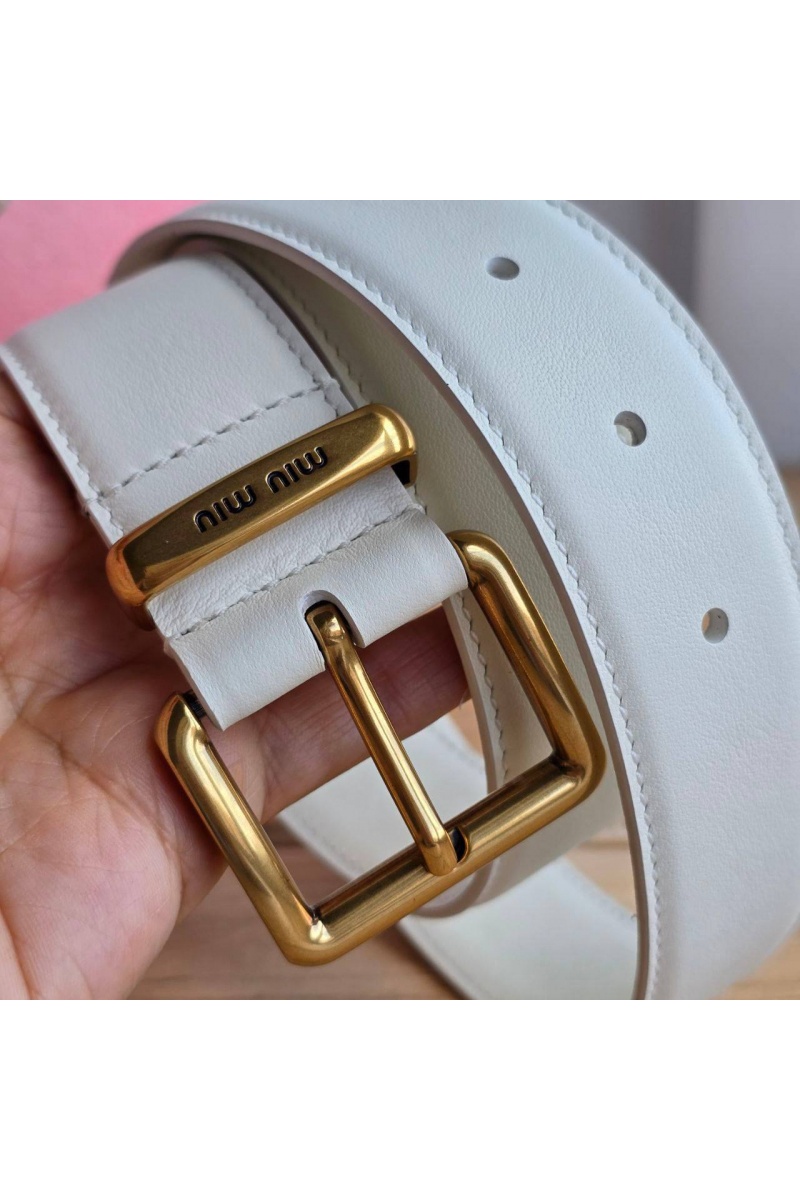 MIU MIU Кожаный ремень белого цвета - длина 80 / 85 см