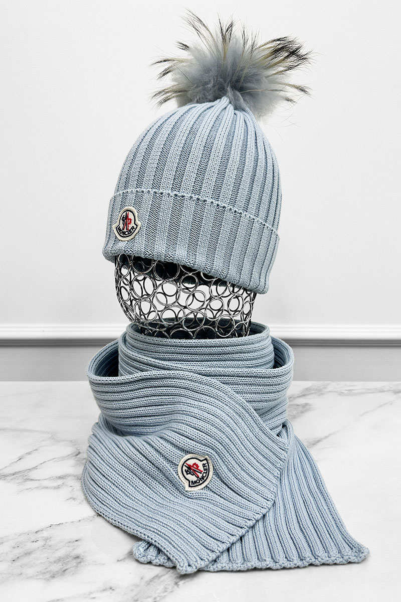 Moncler Комплект из шапки и шарфа голубого цвета logo-patch