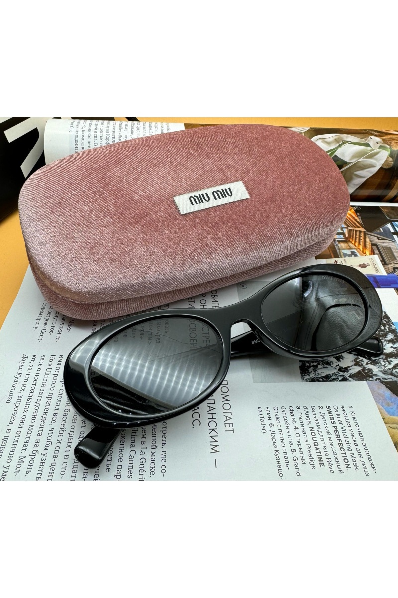 MIU MIU Женские солнцезащитные очки с чёрной оправой