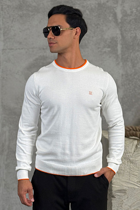 Мужской джемпер белого цвета 