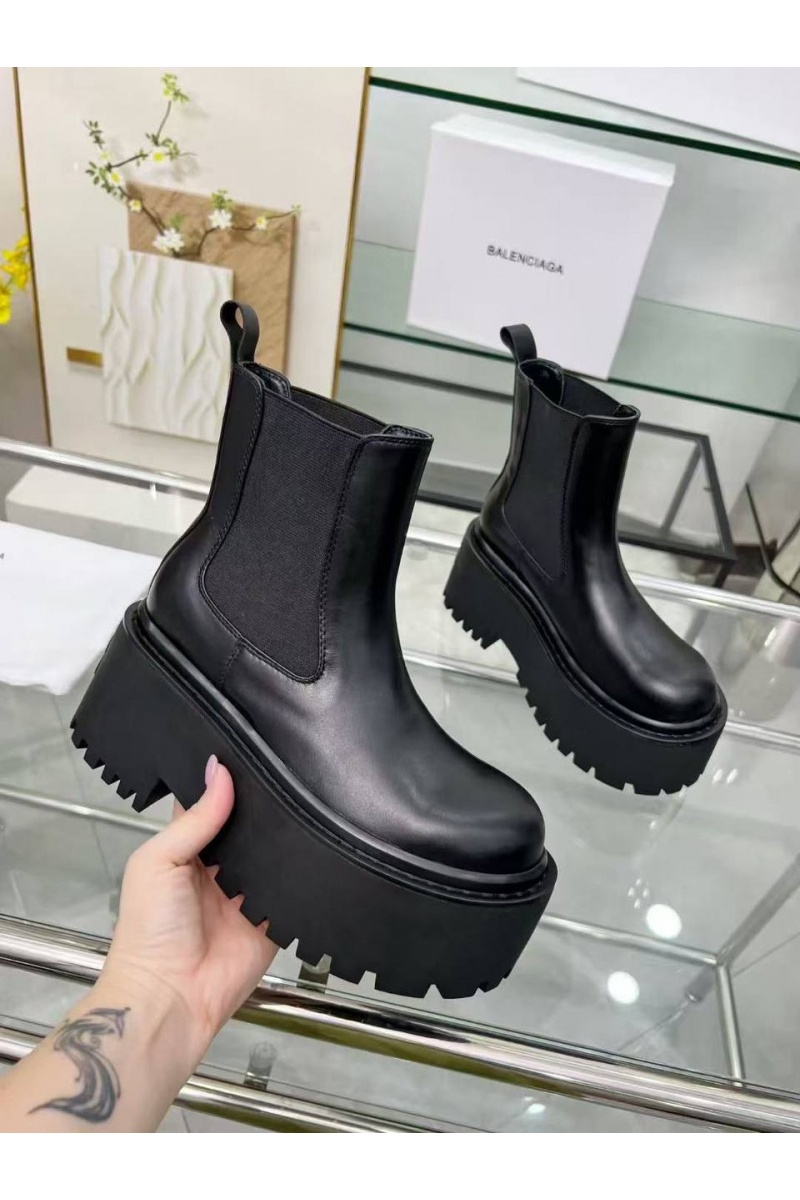 Balenciaga Женские кожаные сапоги чёрного цвета