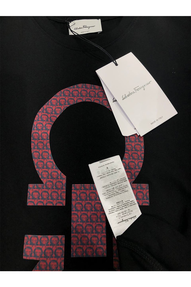 Salvatore Ferragamo Чёрная футболка Gancio-print 