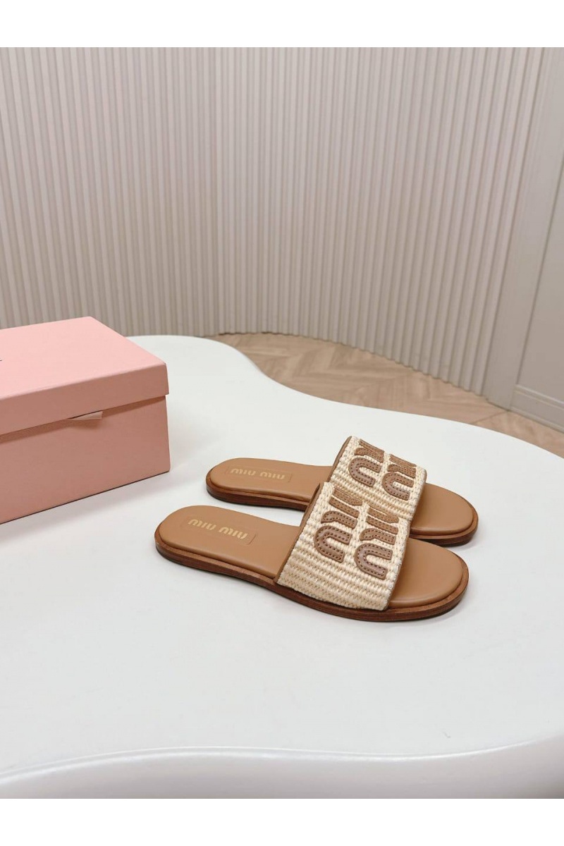 MIU MIU Женские шлёпанцы бежевого цвета