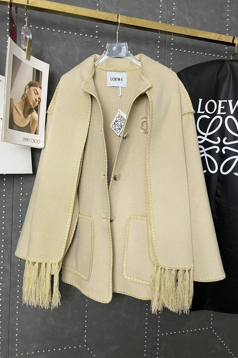Loewe Женское пальто бежевого цвета