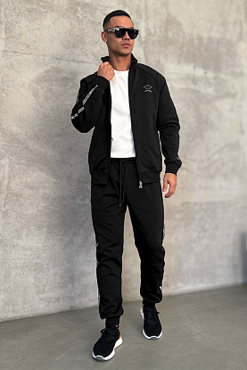 Чёрный спортивный костюм 