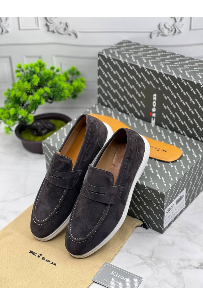 Kiton Замшевые лоферы коричневого цвета