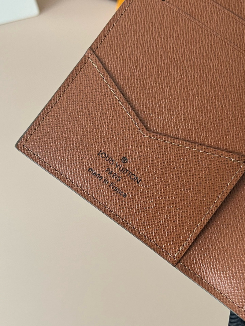 Lоuis Vuittоn Кожаная обложка для паспорта Premium 14x9.5x1.5 см