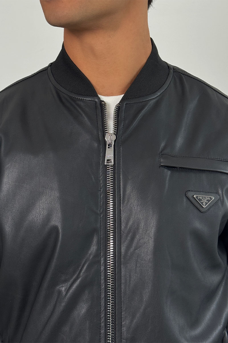 Prada Кожаная куртка чёрного цвета logo-plaque