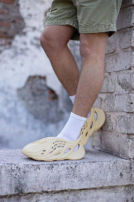 Кроссовки Yeezy Foam RNNR "Desert Sand"