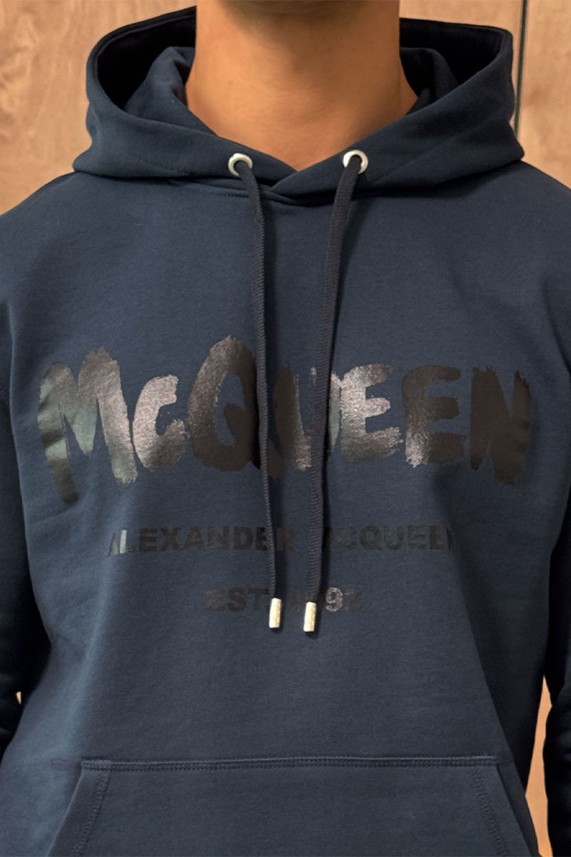 Alexander McQueen Тёмно-синее худи graffiti logo-print
