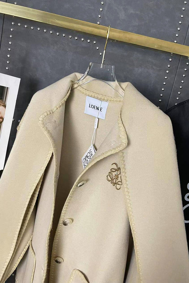 Loewe Женское пальто бежевого цвета