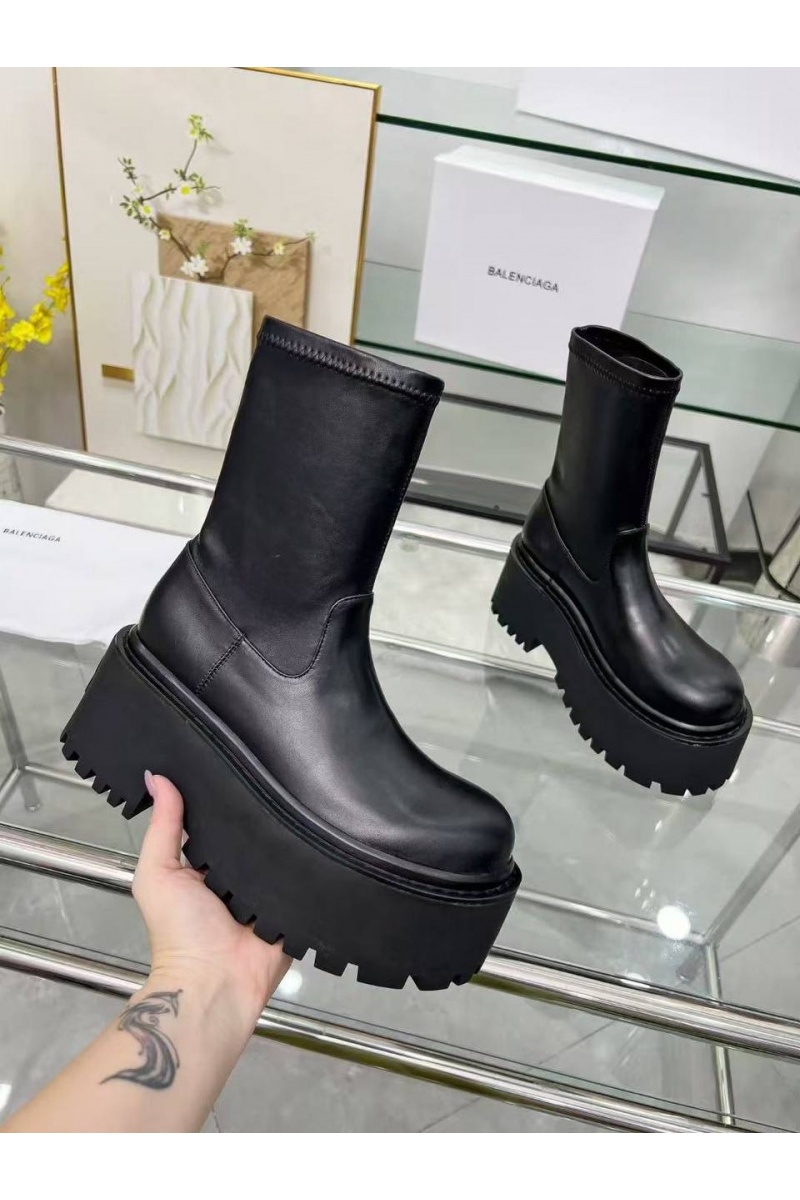 Balenciaga Женские кожаные сапоги чёрного цвета