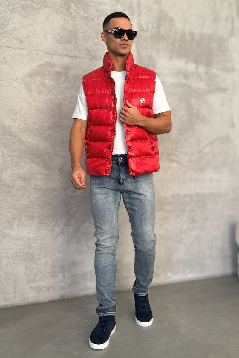 Moncler Пуховой жилет красного цвета logo-patch