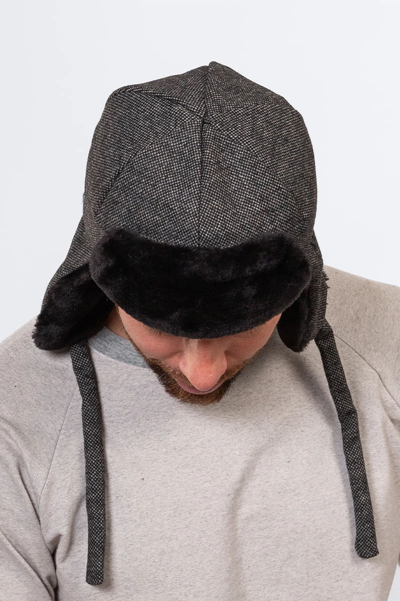 Emporio Armani EA7 Шапка-ушанка серого цвета 