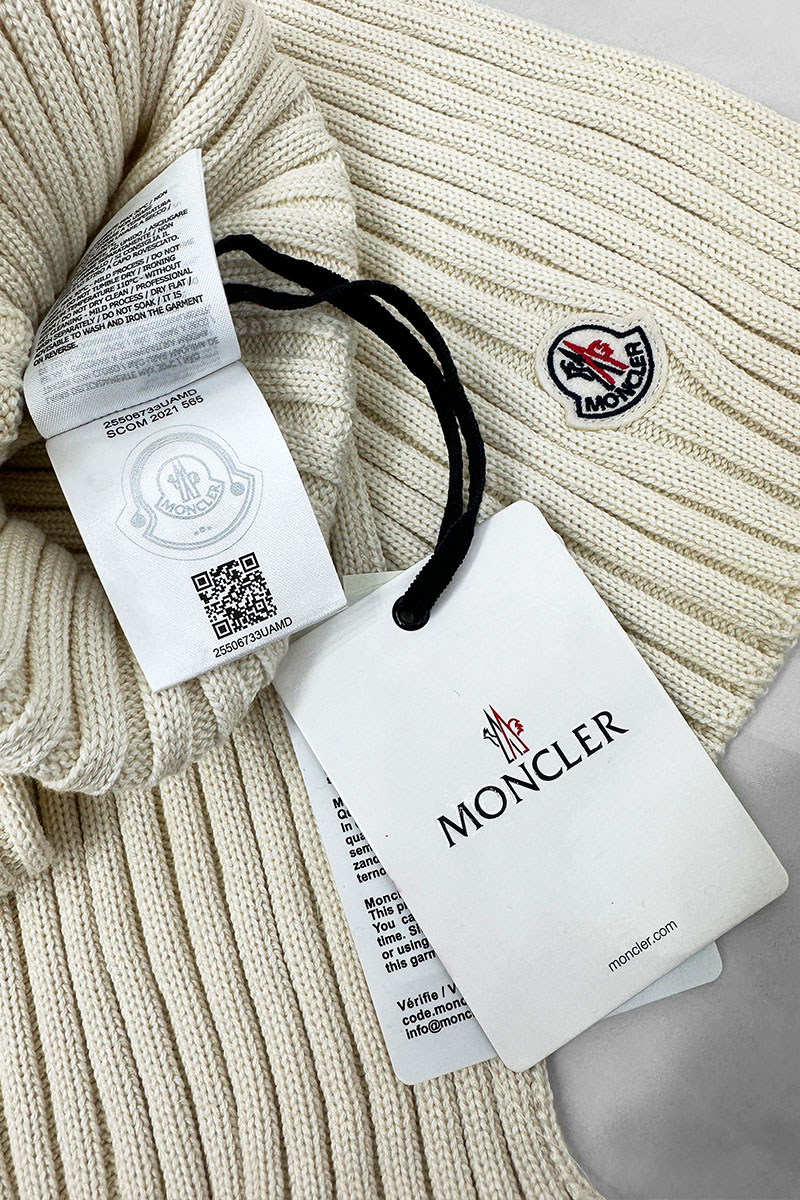 Moncler Комплект из шапки и шарфа светло-бежевого цвета logo-patch