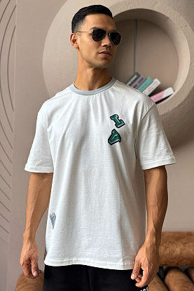 Брендовая оверсайз футболка белого цвета