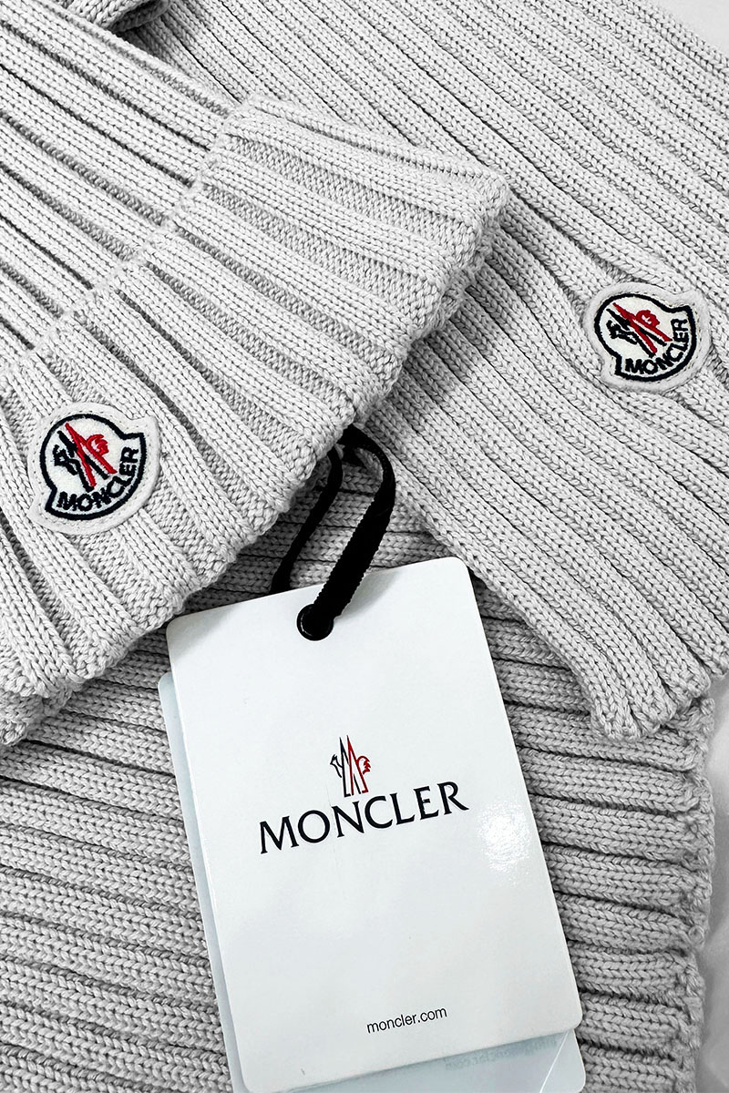 Moncler Комплект из шапки и шарфа светло-серого цвета logo-patch