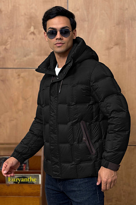 Мужской пуховик чёрного цвета 