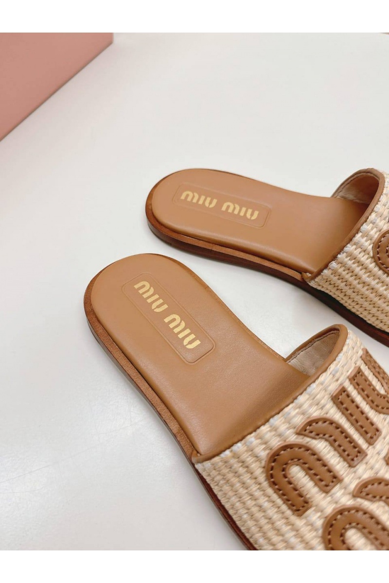 MIU MIU Женские шлёпанцы бежевого цвета