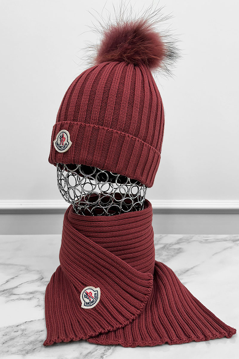 Moncler Комплект из шапки и шарфа бордового цвета logo-patch
