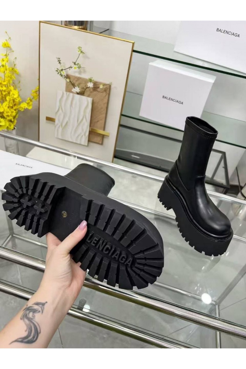Balenciaga Женские кожаные сапоги чёрного цвета