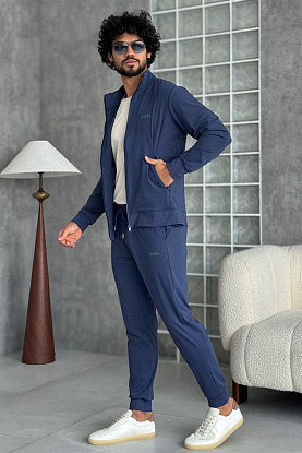 Спортивный костюм синего цвета 