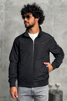 Мужская ветровка чёрного цвета