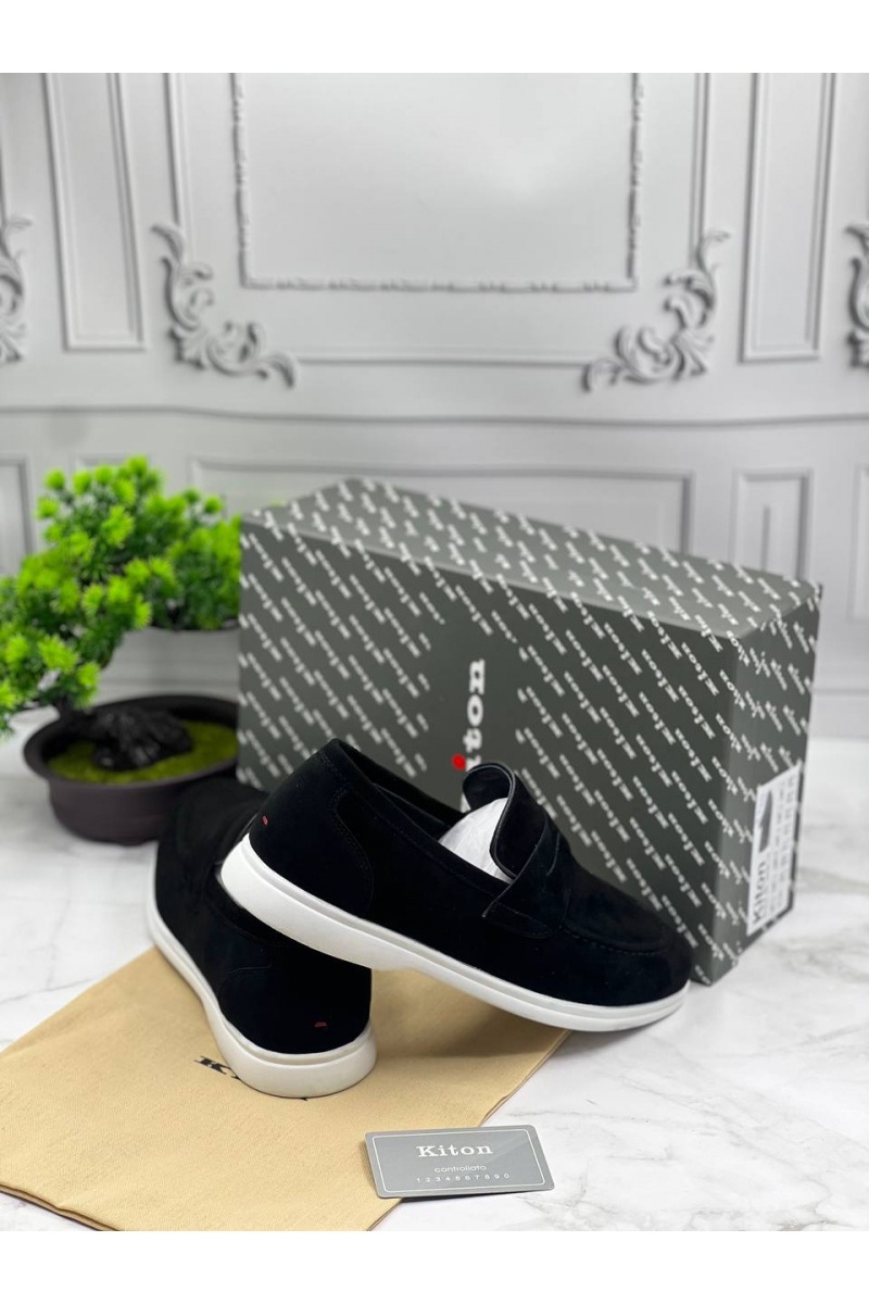 Kiton Замшевые лоферы чёрного цвета