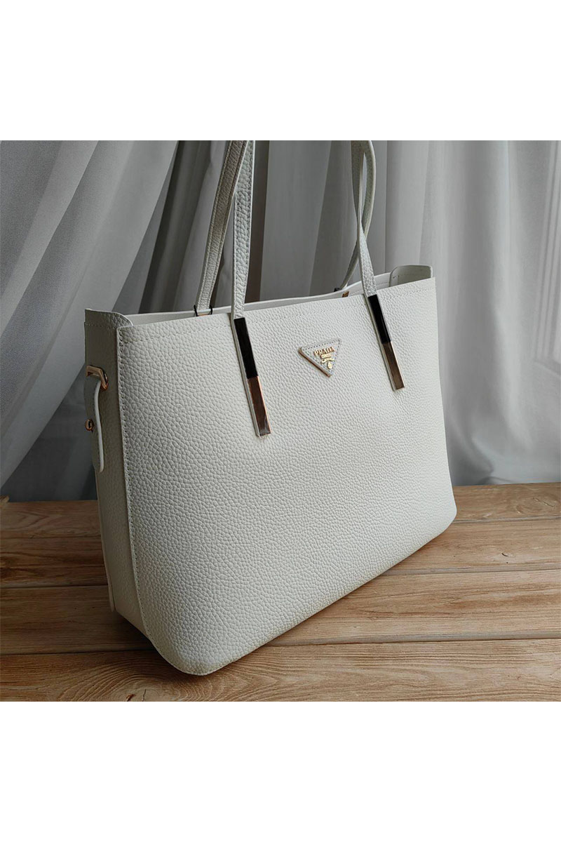 Prada Кожаная сумка белого цвета 36x25 см
