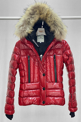 Женская брендовая куртка красного цвета