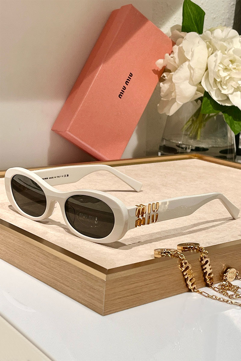MIU MIU Женские солнцезащитные очки с белой оправой
