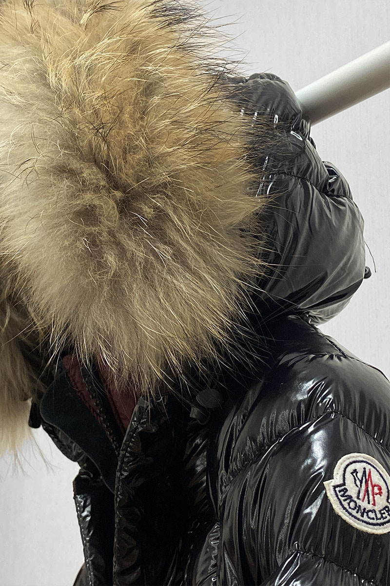 Moncler Женская чёрная куртка с меховым капюшоном