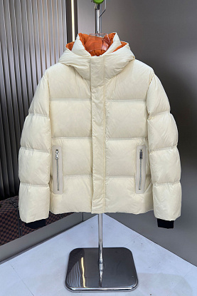 Мужской пуховик бежевого цвета