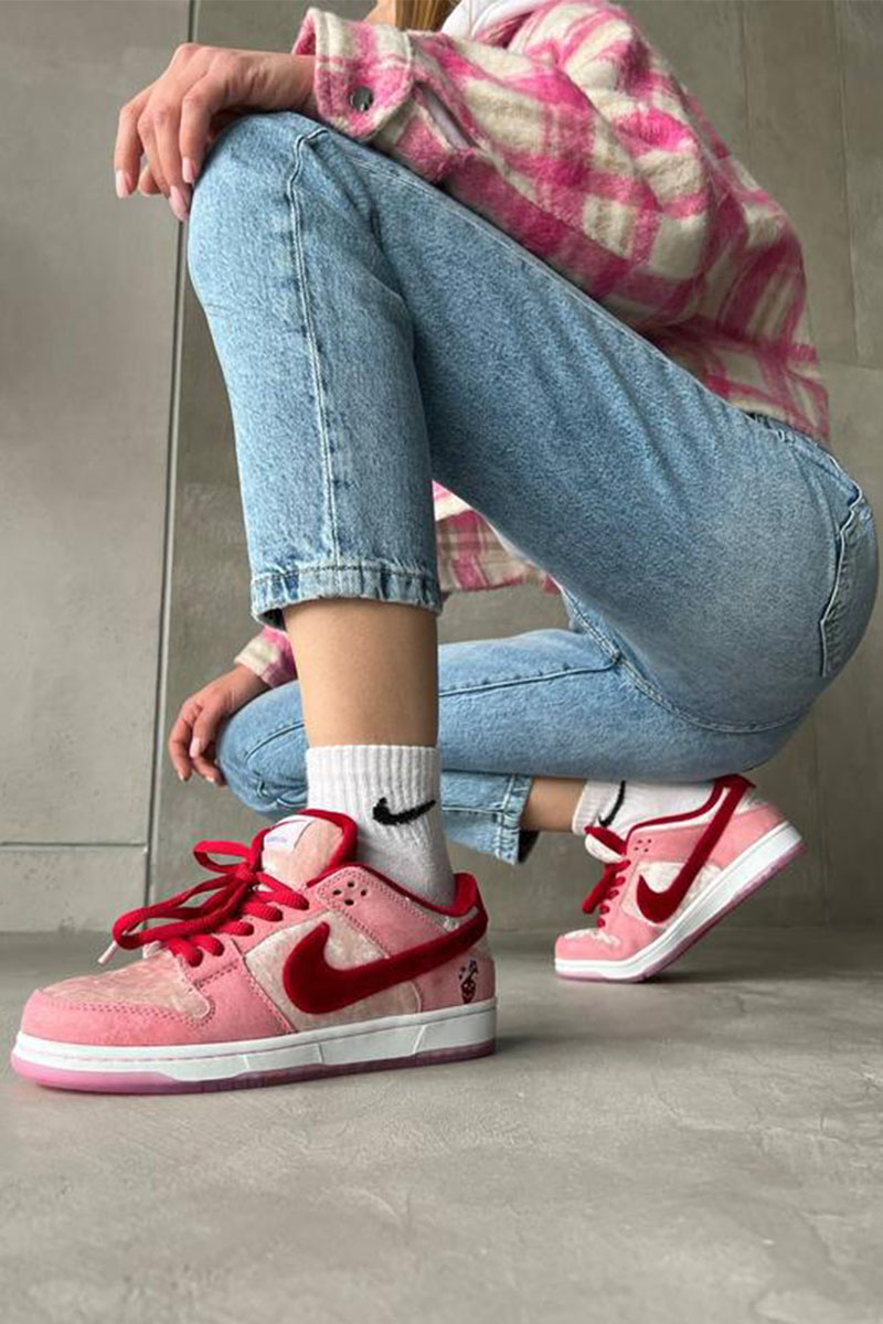 Nike SB Dunk Low Strange Love