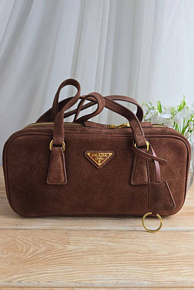 Замшевая сумка Prada 31x16 см