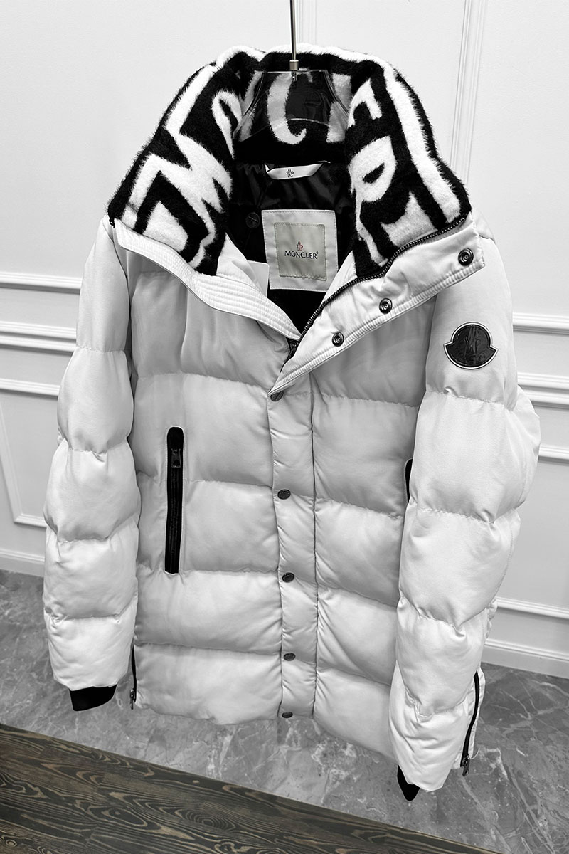 Moncler Удлинённый мужской пуховик белого цвета