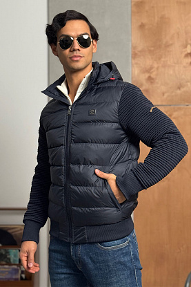 Тёмно-синяя куртка с вязаными рукавами