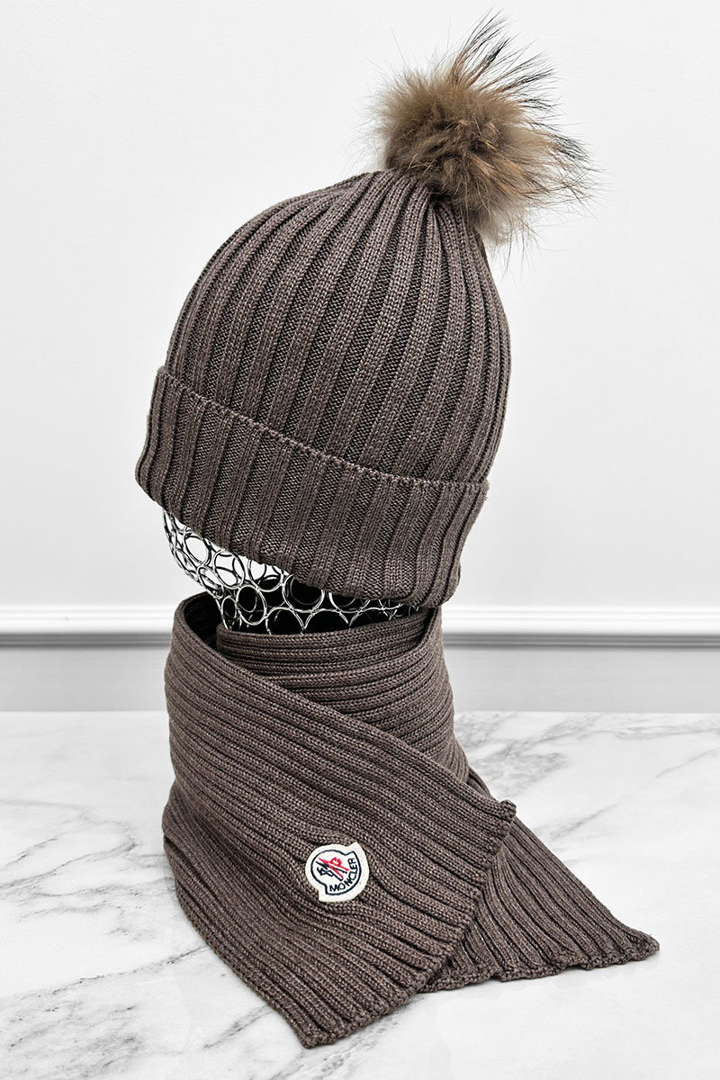 Moncler Комплект из шапки и шарфа коричневого цвета logo-patch