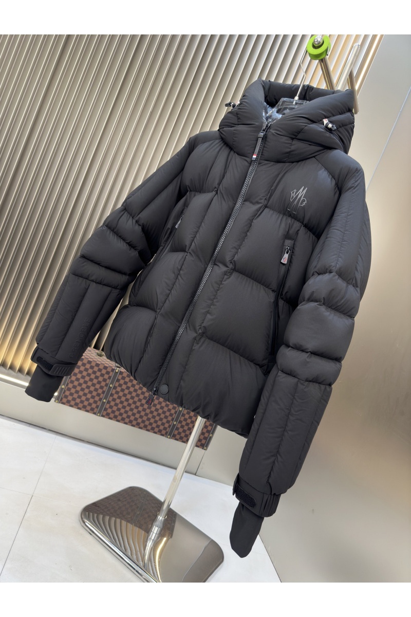 Moncler Мужской пуховик чёрного цвета