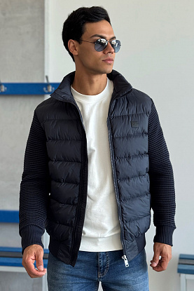 Тёмно-синяя куртка с вязаными рукавами