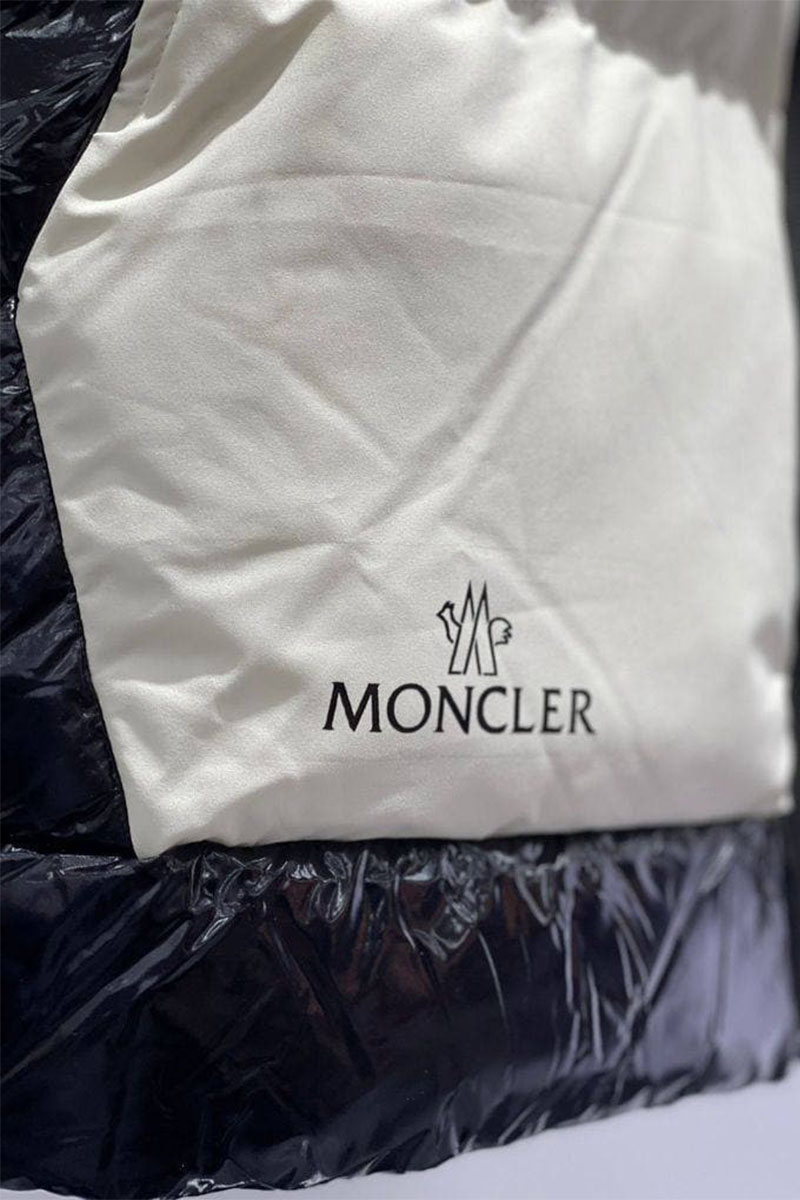 Moncler Брендовая утеплённая куртка чёрного цвета
