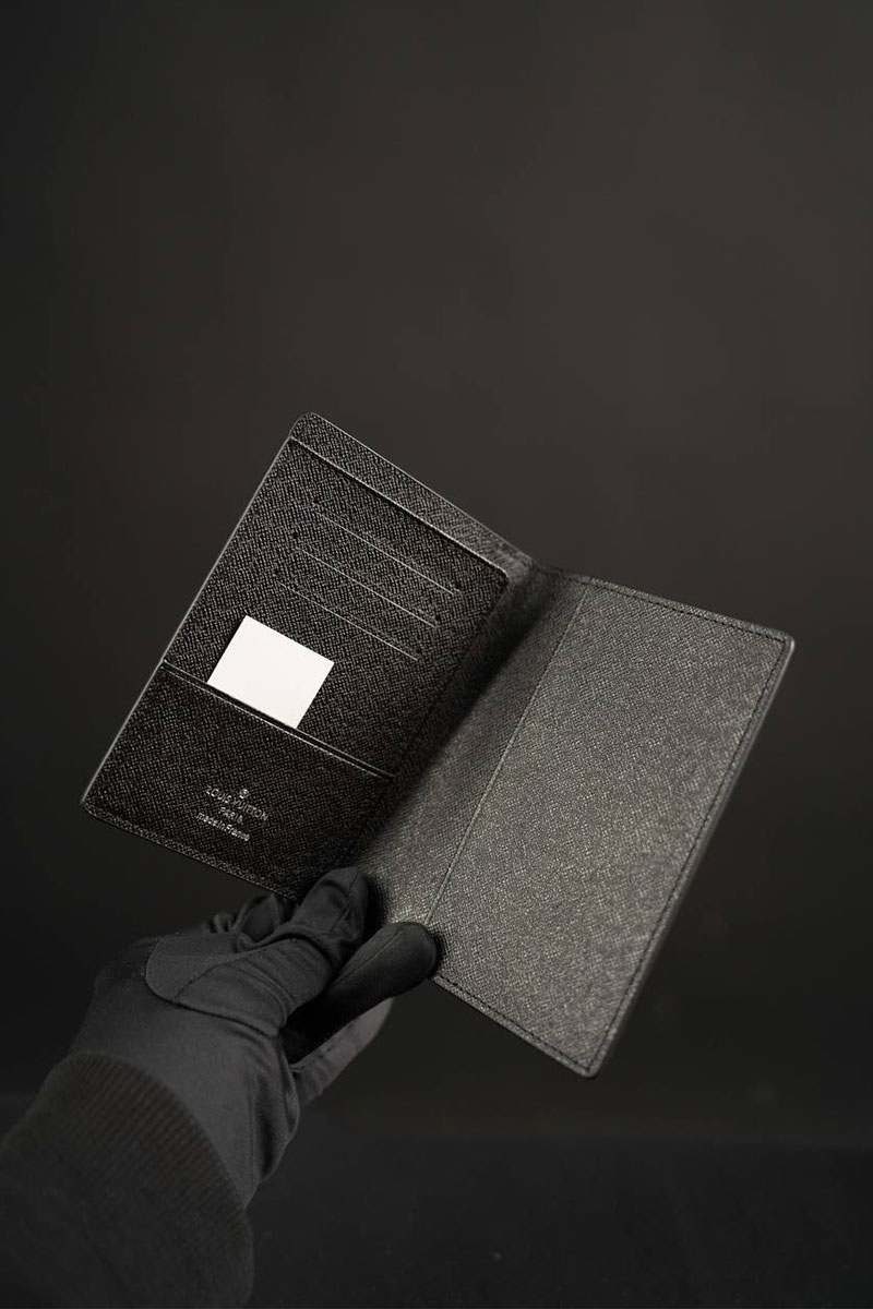 Lоuis Vuittоn Кожаная обложка на паспорт Monogram Eclipse 10х14 см