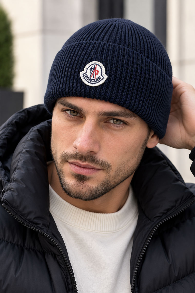 Moncler Мужская шапка тёмно-синего цвета logo-patch
