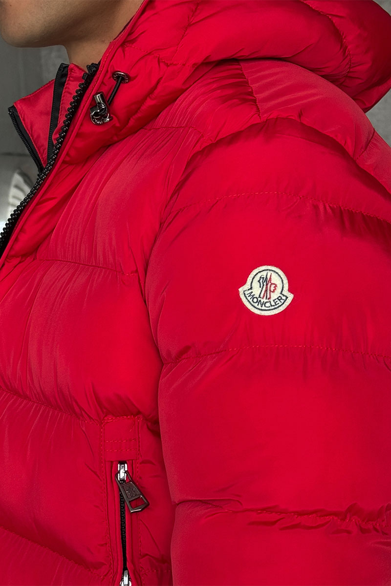 Moncler Утеплённая  куртка красного цвета logo-patch